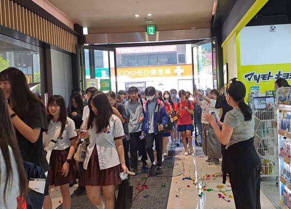 慶學生放暑假　統領廣場專寵學生迎賓儀式超暖心